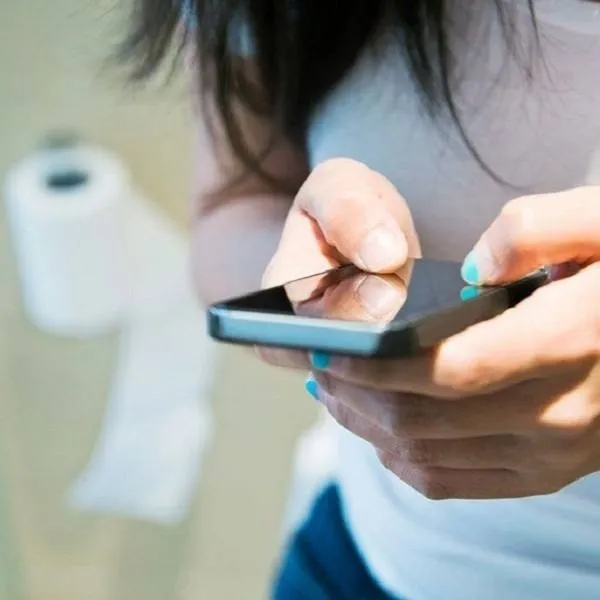 Uzmanlar Uyardı: Tuvalette Telefon Kullanmak Hemoroid Riskini Artırıyor!